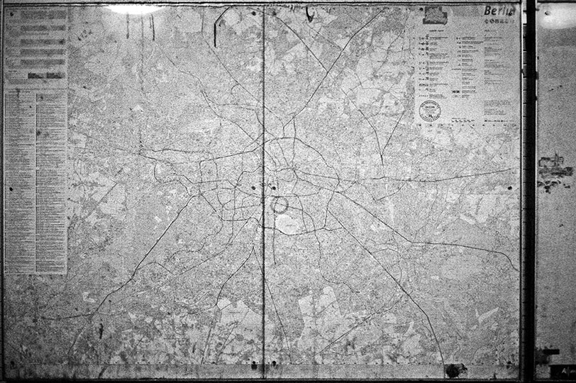 Berlin, underground, U-Bahn, Stadtplan, analog, s/w, schwarz-weiss, b/w, black and white, Contax T3