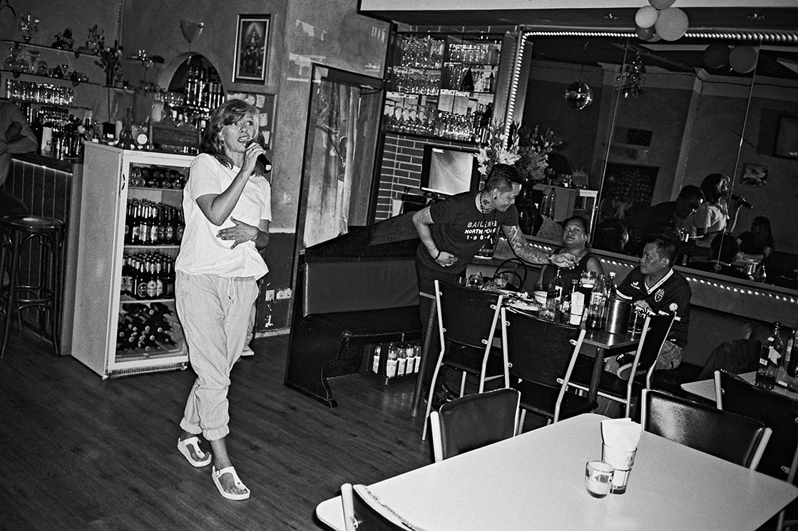 Famai, Famai Thai Karaoke, FotoSchiko, Fotoschiko, fotoschiko, foto schiko, Foto Schiko, Schiko, Andreas Schiko, analog, Olympus mju2, b/w, schwarz-weiss, s/w, T-max400, 