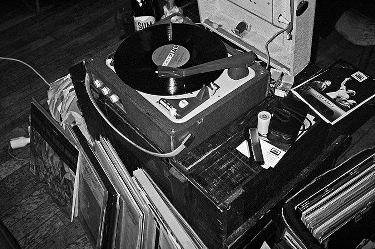 analog photography, Monsieur 77, Kassette Düsseldorf, Vinyl, analoge Fotografie, Analoge Bilder, Contax T3, Tmax400, sw, Schwarz-Weiss, Schwarzweiss, bw, Black and white, bnw, Jazz, Jazzmood, Jazzy mood, Turntable, old turntable, oldschool turntable