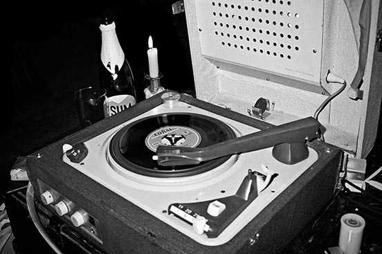 analog photography, Monsieur 77, Kassette Düsseldorf, Vinyl, analoge Fotografie, Analoge Bilder, Contax T3, Tmax400, sw, Schwarz-Weiss, Schwarzweiss, bw, Black and white, bnw, Jazz, Jazzmood, Jazzy mood, Turntable, old turntable, oldschool turntable