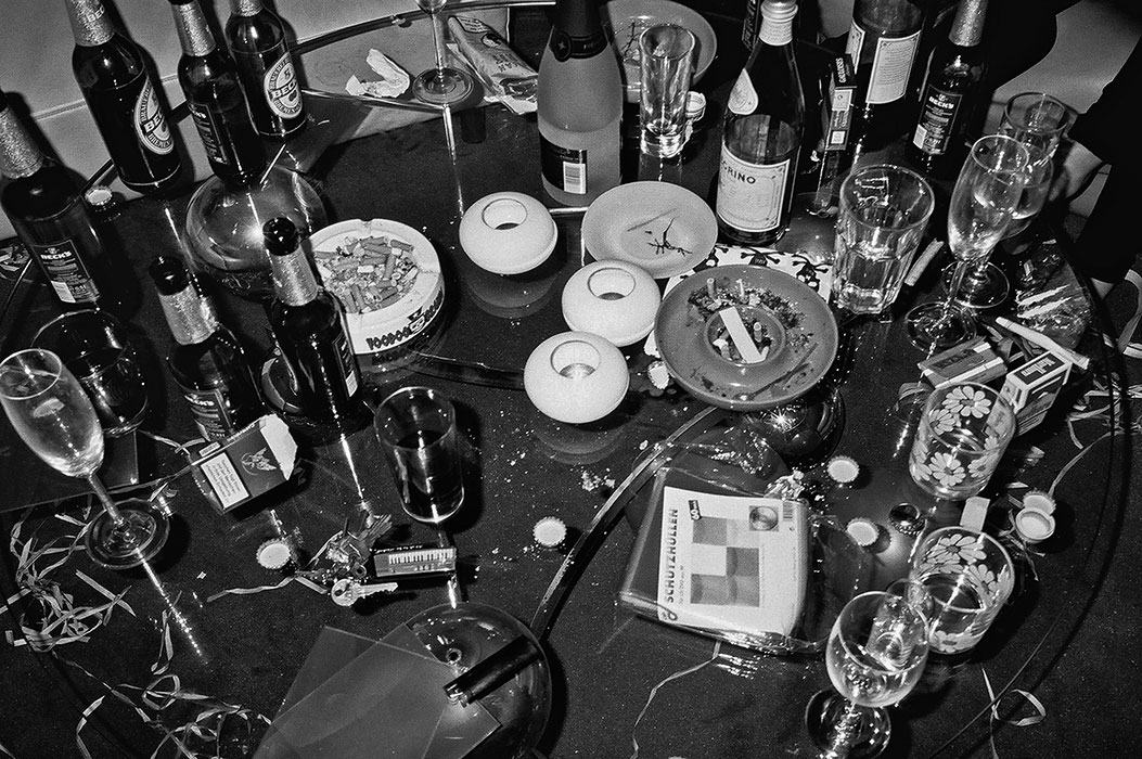 analog, sw, bw, Kodak Tmax400, analoge Fotografie, analog photography, schwarz-weiss, black and white, table, party, party hard