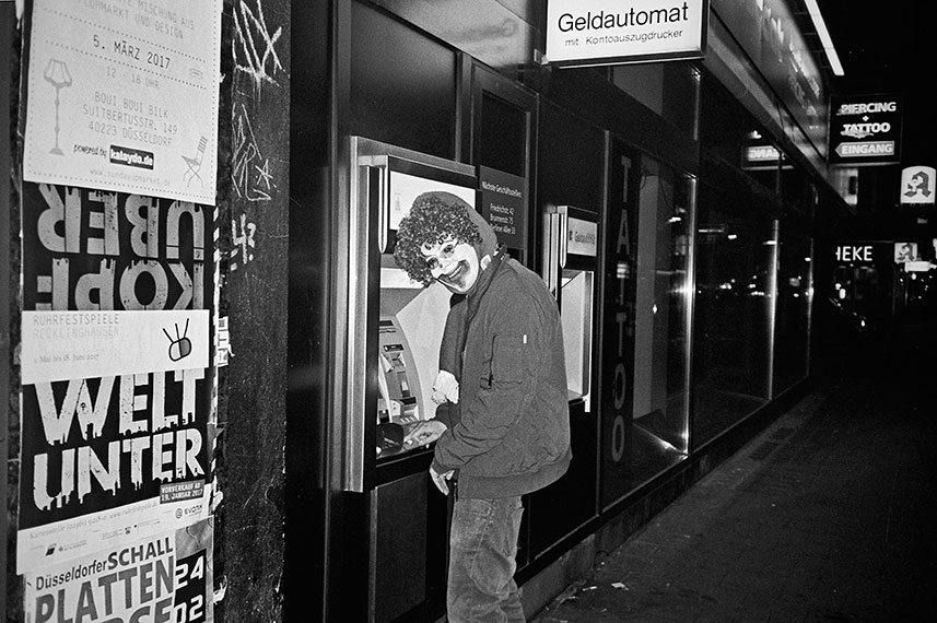 Analogphotography, Analogfotografie, analog, analogfoto, Kodak Tmax400, Point and shoot, stay broke shoot film, fotoschiko, clown, cash machine, 