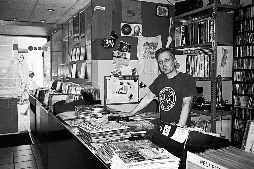 Hitsville, record store, vinyl, Düsseldorf, Düsseldorf Altstadt, Plattenladen, Plattenladen Düsseldorf, analog, point and shoot, film is not dead, filmfeed, analogfeed, Contax T3, Kodak Tmax400, only film, 35mm, 35mm feed