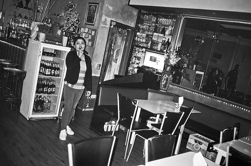 La, Famai, Karaoke, bar, Karaokebar, analogphotography, analogfotografie, Contax T3, Tmax400, Kodak Tmax400, point and shoot, 