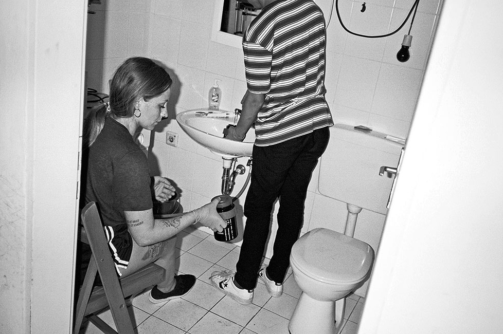 analogphotography, analogfotografie, filmfeed, 35mm, 35mmfilm, Leicaminilux, kodak tmax 400, point and shoot, laboratory, bathroom, analogphotography, filmtank