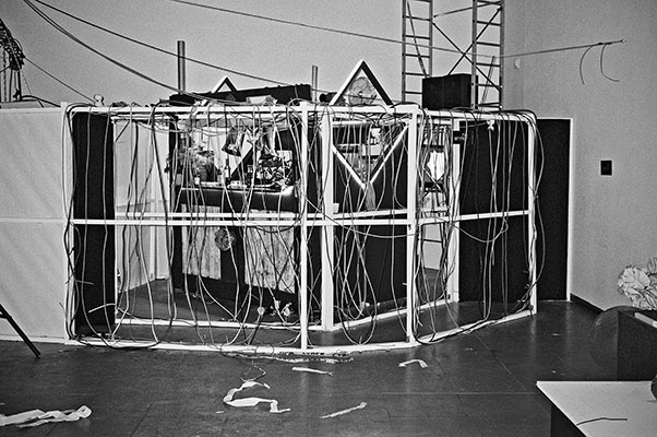 NRW Forum, analogphotography, Leica minilux, Meta Marathon, Düsseldorf, Düsseldorf Museum, Schlafraum, Feldbetten, Kodak Tmax 400, analogfotografie, 