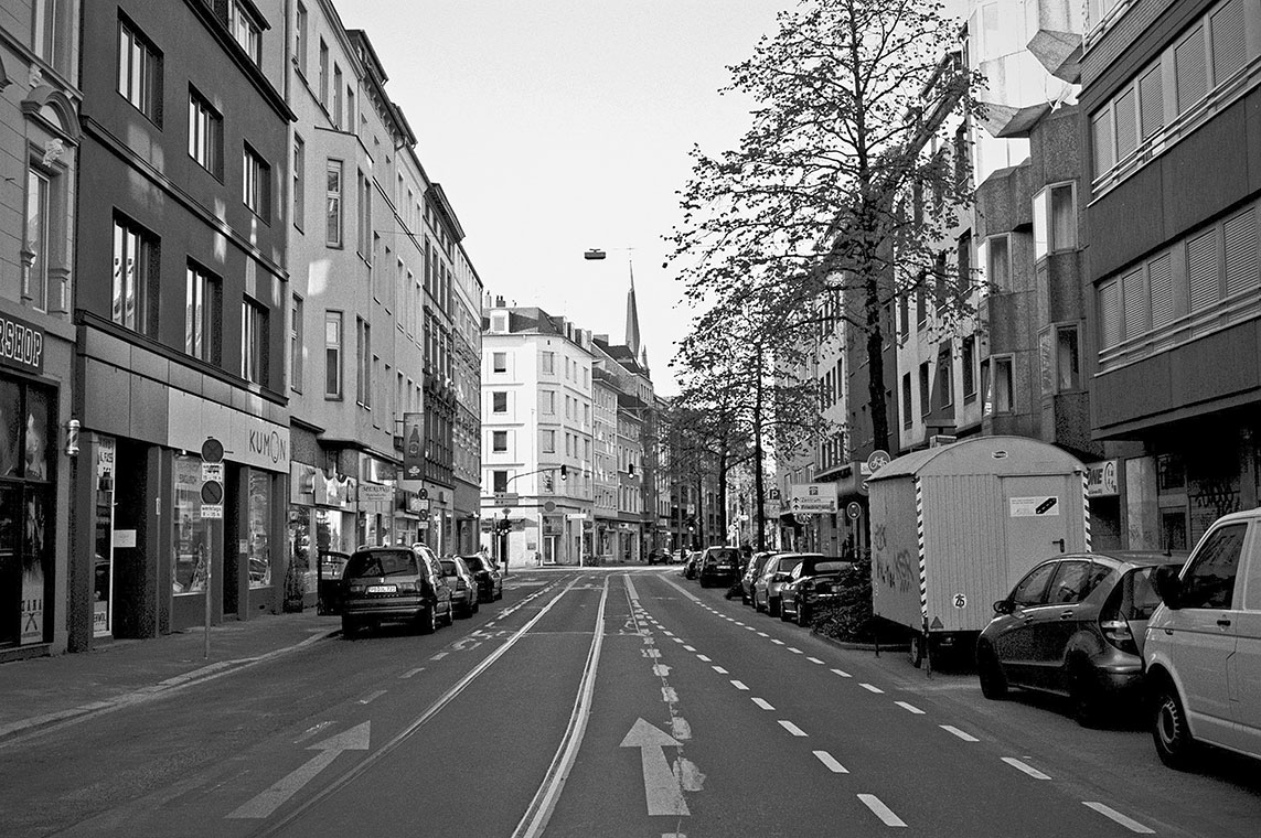 Friedrichstrasse, Bilk, crossing, street, city, Düsseldorf, Corona, Covid 19, analogfotografie, Leica minilux, Kodak Tmax 400, point and shoot, analogphotography