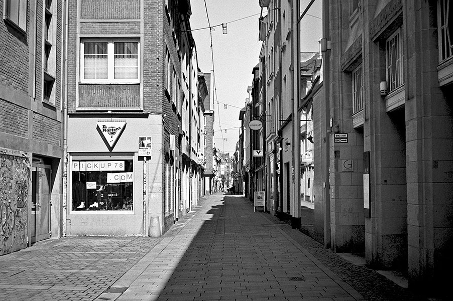 Merthensgasse, Altstadt, covid 19, Düsseldorf, analog, analogfotografie, analogphotography, Kodak Tmax 400, Leica, Leica minilux, sw, bw