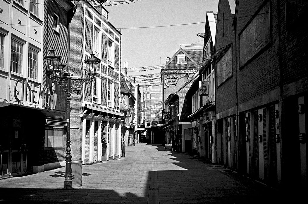 Schneider Wibbel Gasse, Altstadt, covid 19, Düsseldorf, analog, analogfotografie, analogphotography, Kodak Tmax 400, Leica, Leica minilux, sw, bw