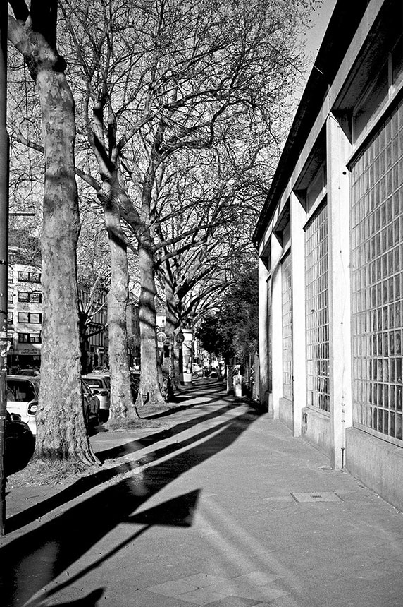 Bachstrasse, Bilk, covid 19, Düsseldorf, analog, analogfotografie, analogphotography, Kodak Tmax 400, Leica, Leica minilux, sw, bw