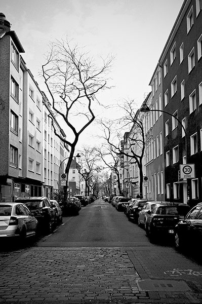 Talstrasse, Düsseldorf, Bilk, covid 19, point and shoot, analog, analogphotography, analogfotografie, 35mm, on film, kleinbild, sw, bw, schwarz-weiss, leica, leica minilux, Kodak Tmax400, 